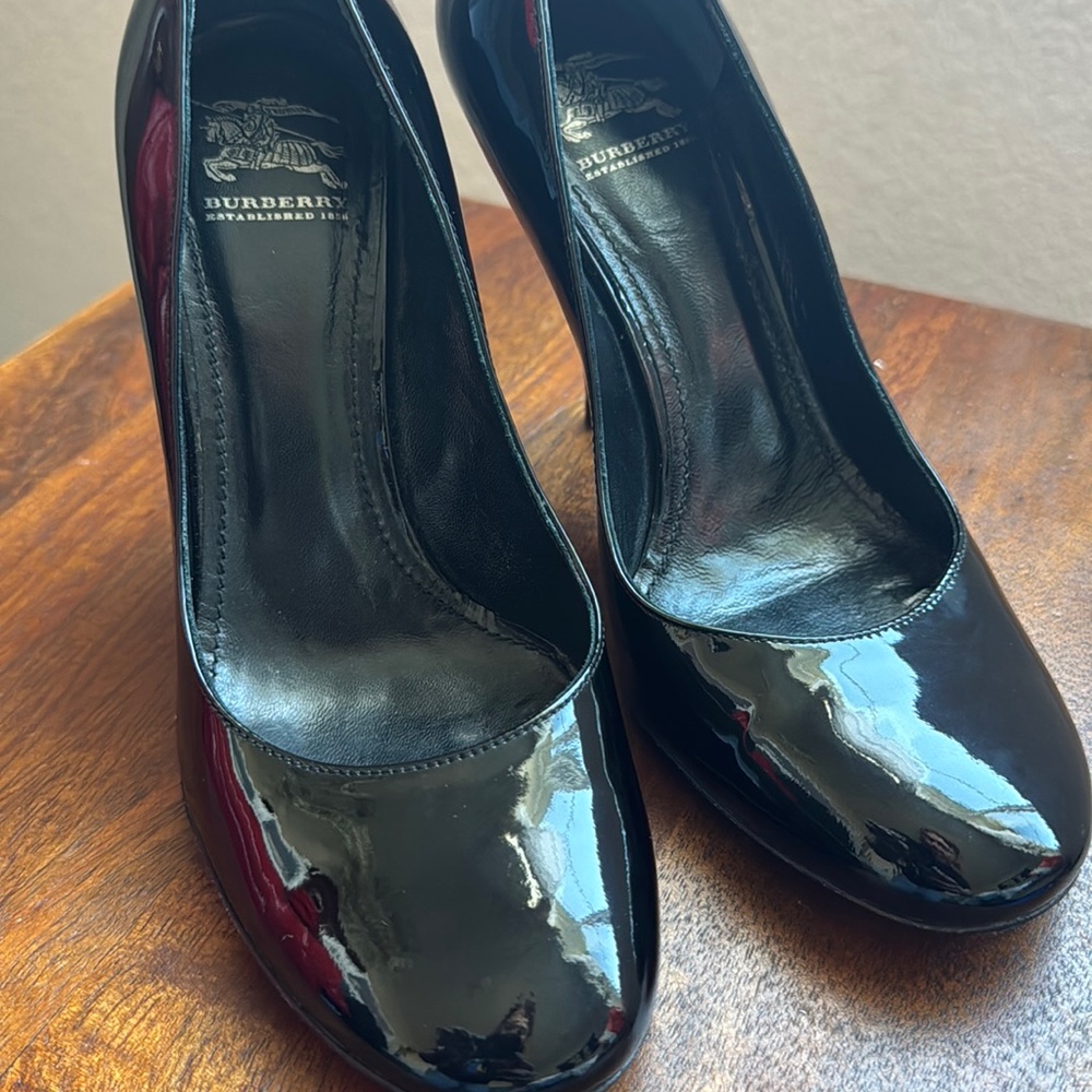 Burberry black patent leather pumps 36 (5.5)